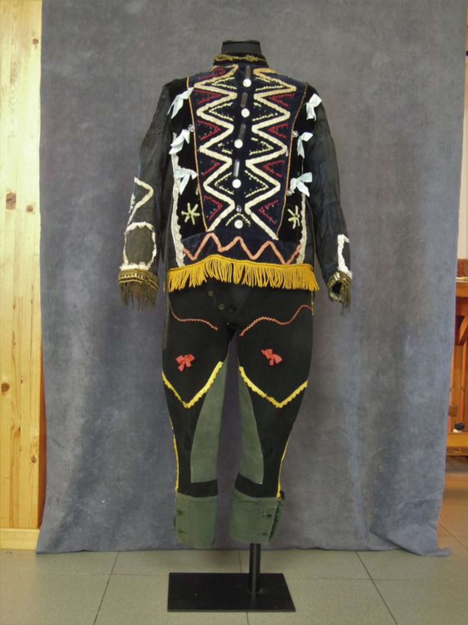 costume n°9 intero dopo l'intervento di restauro - ph.: R.T. Restauro Tessile